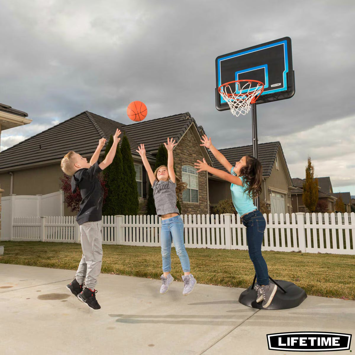Lifetime 32 Inch (81.28 Cm) Youth Portable Basketball Hoop image 0