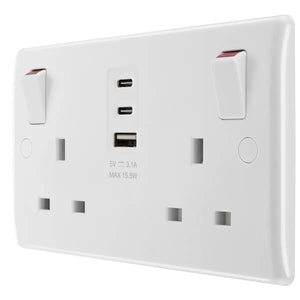 Lot de deux prises Masterplug 13 A avec interrupteur, port USB-A 15 W et deux ports de charge USB-C.