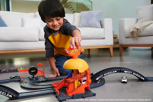 Hot Wheels City Burger Blitz Drive-Thru Playset | Spinning Sign & Auto-Roll | 1 Car Included | Ages 4+