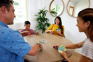 UNO Flex Card Game for Family Game Night, 2 to 8 Players