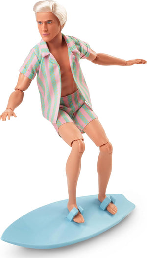 Poupée Ken du film Barbie, vêtue d'un ensemble de plage à rayures roses et vertes pastel assorties.