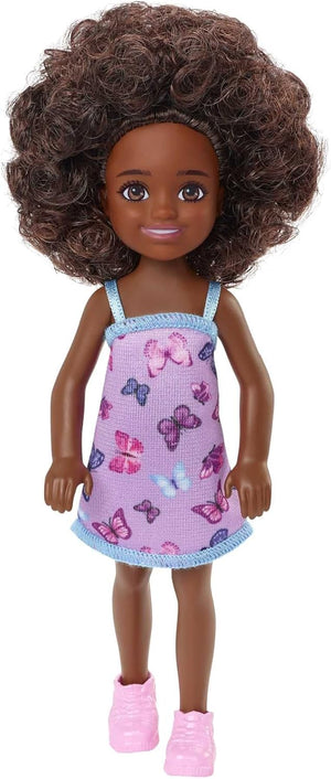 Poupée Barbie Chelsea, petite poupée aux cheveux bouclés brun foncé et aux yeux marrons