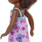 Poupée Barbie Chelsea, petite poupée aux cheveux bouclés brun foncé et aux yeux marrons