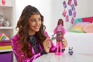Poupée Barbie Extra Fashion avec des mèches roses et un sweat à capuche graphique