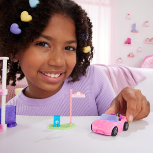 Mini coffret de jeu Barbie Land à collectionner avec une poupée de 3,8 cm et une voiture décapotable