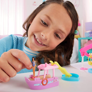 Mini coffret de jeu Barbie Land à collectionner avec une poupée de 3,8 cm et un bateau de rêve