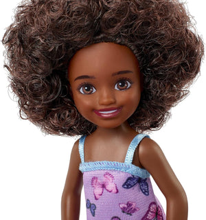 Poupée Barbie Chelsea, petite poupée aux cheveux bouclés brun foncé et aux yeux marrons