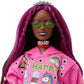Poupée Barbie Extra Fashion avec des mèches roses et un sweat à capuche graphique