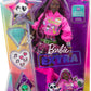 Poupée Barbie Extra Fashion avec des mèches roses et un sweat à capuche graphique