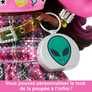 Poupée Barbie Extra Fashion avec des mèches roses et un sweat à capuche graphique