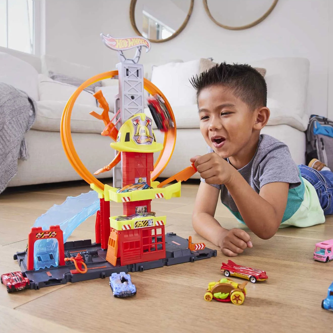 Hot Wheels City Toy Car Track Set, Super Loop Fire Station &  Firetruck image 1