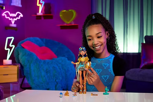 Poupée mannequin dorée Cleo De Nile de Monster High avec son animal de compagnie Hissette