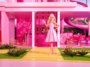 Barbie Movie Doll – Margot Robbie Pink Gingham Dress & Daisy Necklace