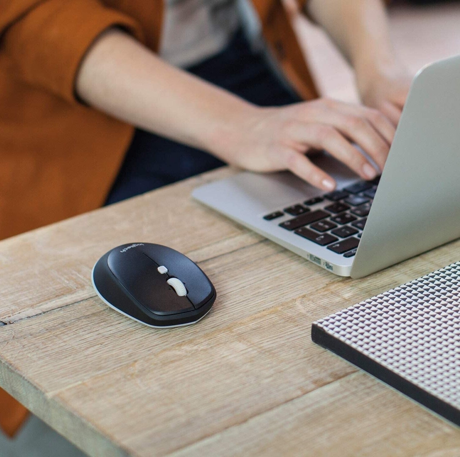 Logitech M535 Wireless Mouse Ambidextrous image 1