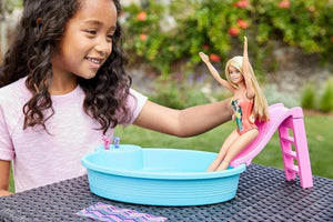 Poupée Barbie et piscine avec toboggan et accessoires